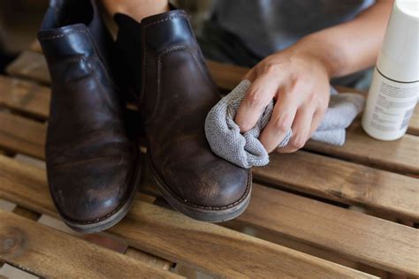 how to clean leather shoes